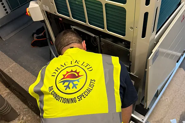 Air conditioning installation engineer